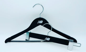 Cintre et cintre à pinces noirs personnalisés avec le logo New Balance en blanc
