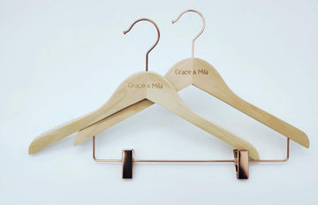 Cintres en bois naturel et cintre à pinces or rose personnalisés avec le logo Grace & Mila